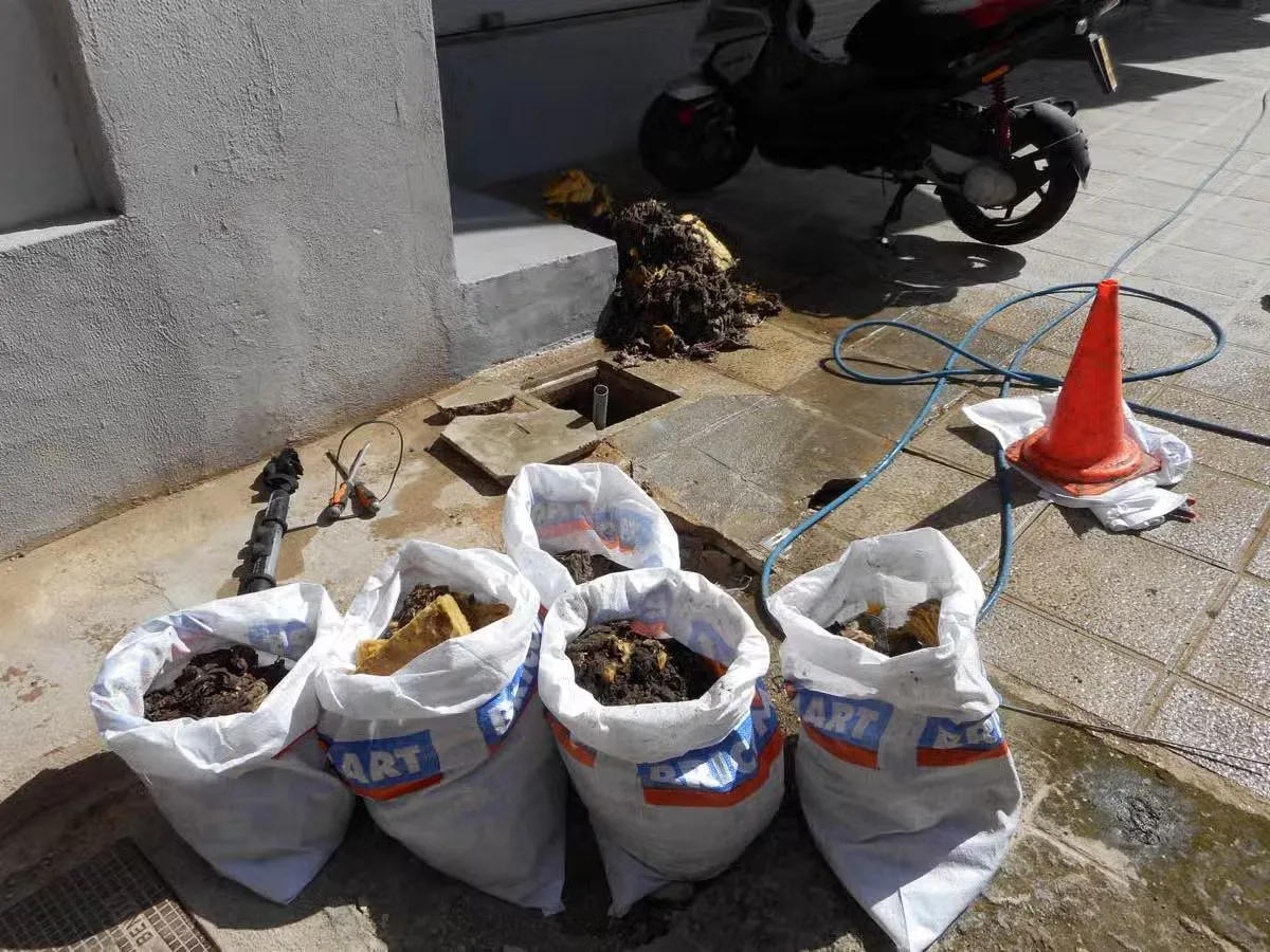 Bolsas de residuos retirados durante un trabajo de desatasco en Mallorca