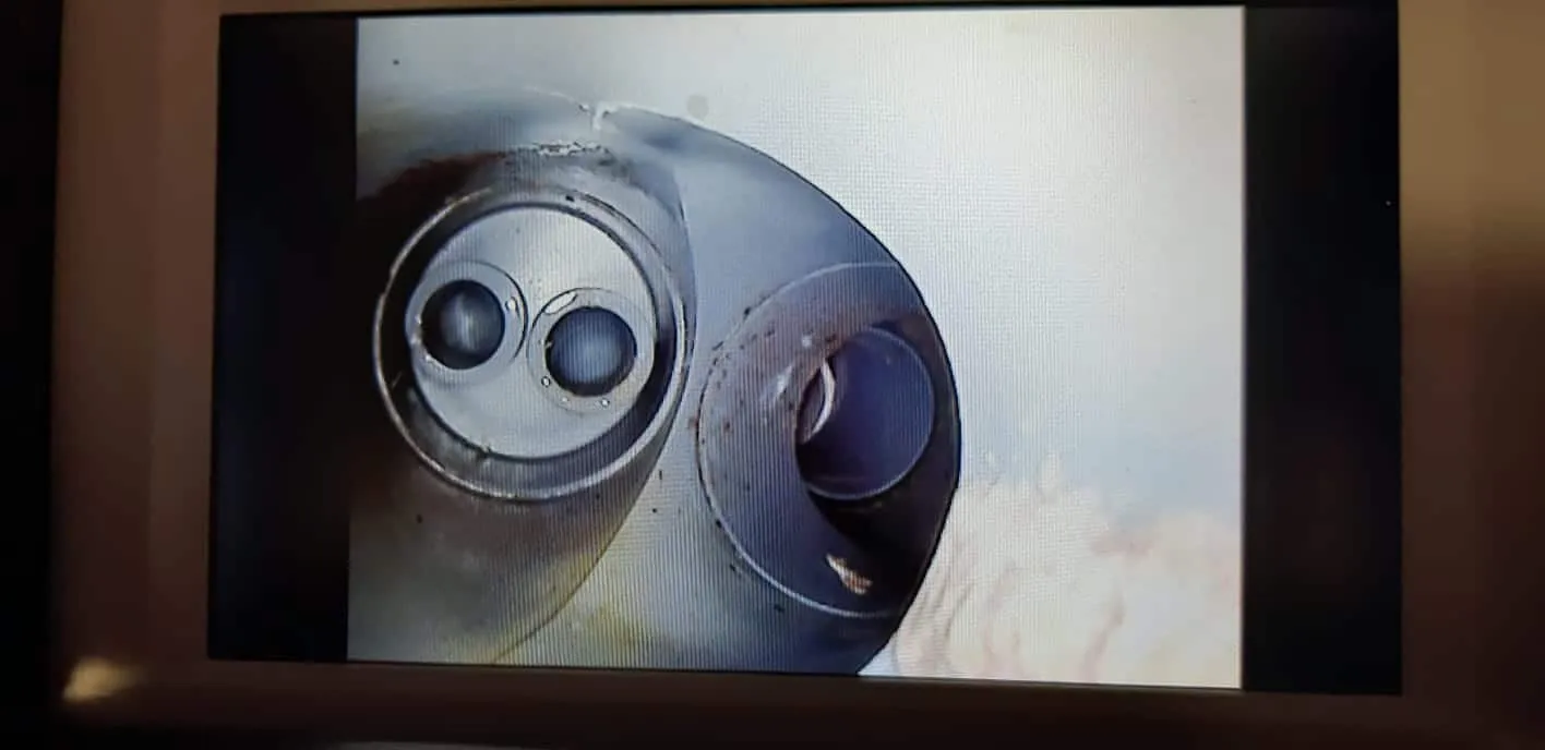 Monitor mostrando en directo la imagen de una videocámara dentro de una tubería